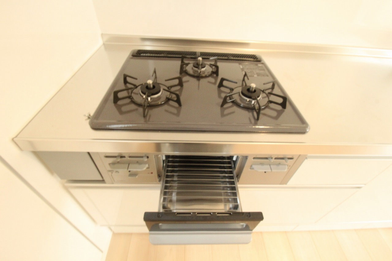 旭天神町第1　2号棟　2Fリビング（全2区画）のキッチン|3口コンロ　グリル