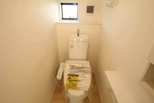 南国市大そね甲第1　新築戸建　1号棟　のトイレ|1階と2階の計2箇所に温水洗浄便座付きトイレを設置しています。朝の忙しい時間帯も家族で取り合うことなく、スムーズに出発の準備ができるのが大きな利点です。節水タイプでお家計にも優しい仕様です。