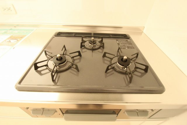 南国市大そね甲第1　新築戸建　1号棟　のキッチン|３口コンロ