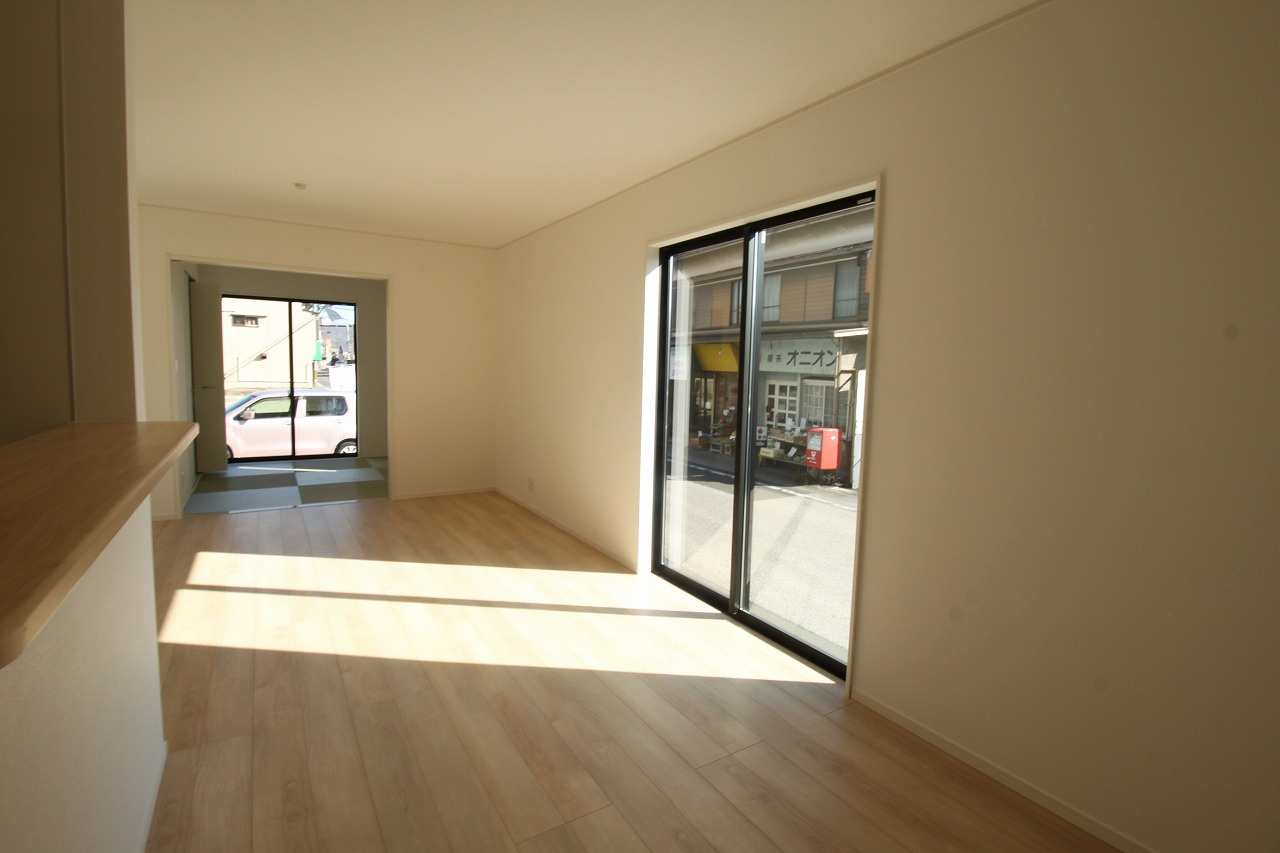 南国市大そね甲第1　新築戸建　1号棟　の居間・リビング|家族が自然と集まるリビングは、家具の配置がしやすい整形な間取りです。キッチンから全体を見渡せるため、小さなお子様が遊ぶ様子を見守りながら安心して家事を進められ、家族の絆がより深まる空間となります。