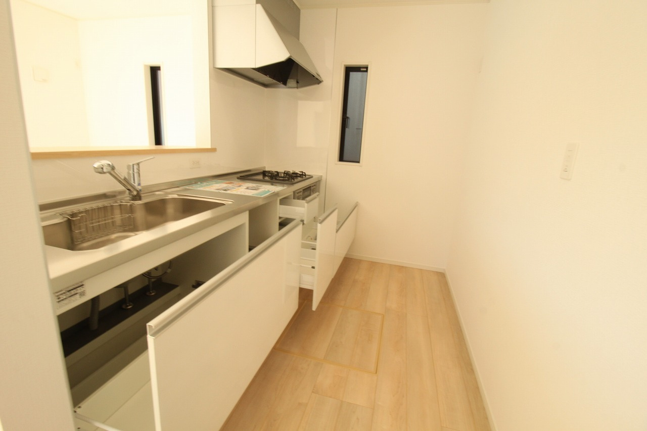 南国市大そね甲第1　新築戸建　1号棟　のキッチン|浄水器を内蔵したシステムキッチンは、いつでも清潔な水を使えるのが魅力です。対面式なのでリビングの家族と会話を楽しみながら、効率よく料理を仕上げられる設計で、毎日の家事時間がより豊かに変化します。