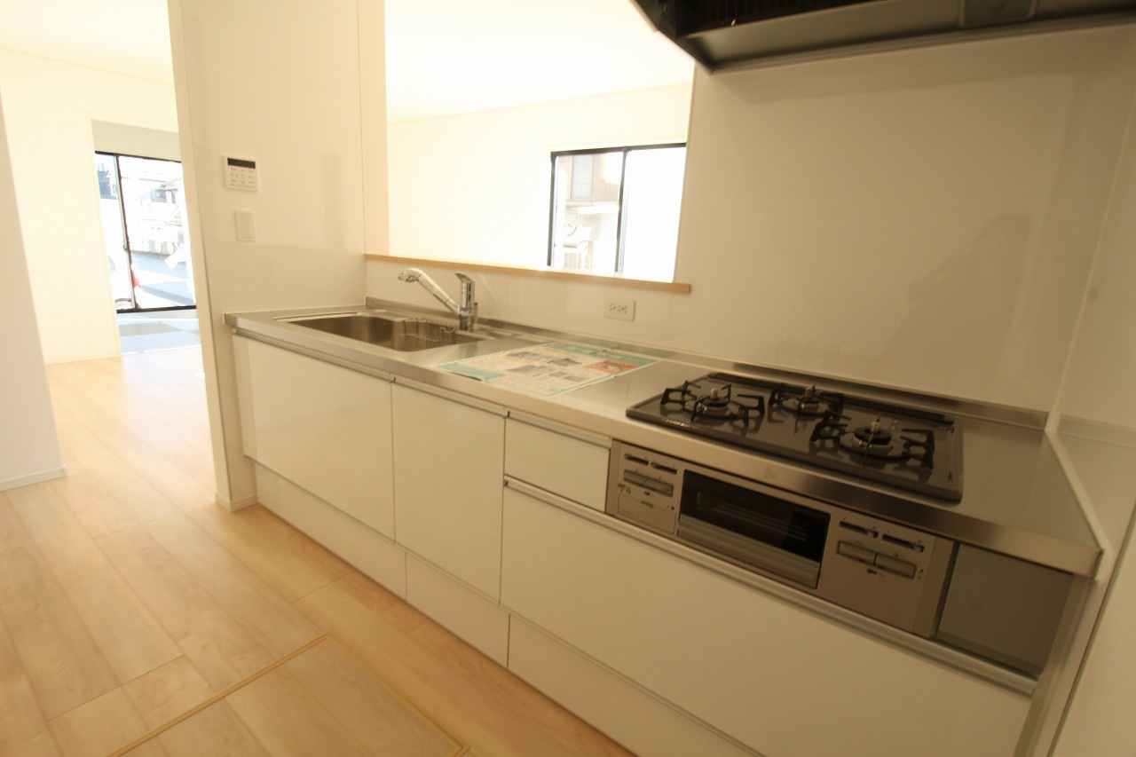 南国市大そね甲第1　新築戸建　1号棟　のキッチン|広々とした調理スペースに、お手入れしやすいカウンターを備えたキッチンです。背面に冷蔵庫や棚を置いても十分な広さがあり、夫婦で一緒に立ってもスムーズに作業ができるため、休日の料理作りも楽しみになります。