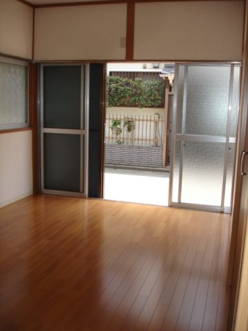 府中市多磨町１丁目のアパートの居間・リビング