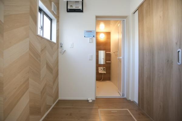 大字森町4期1号棟の独立洗面台|洗面台・洗面所がすっきりとした印象の空間です。木目調のアクセントが温かみを感じさせます。ナチュラルな色合いの床と壁で清潔感があります。収納スペースも確保されています。