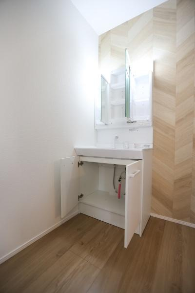 大字森町4期1号棟の独立洗面台|明るい空間に配置された洗面台で毎日の使用にも便利です。収納スペースがあり整理整頓が行いやすい設計です。木目調の床と壁が洗練された印象を与えます。開放感のあるレイアウトとなっています。