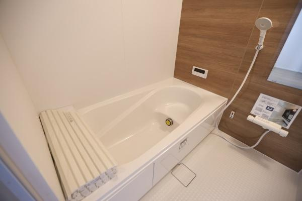 大字森町4期1号棟のキッチン|木目調のデザインが印象的なキッチンです。収納スペースが豊富で調理器具や食器をすっきり整理できます。ガスコンロ付きで毎日の料理も快適に行えます。清潔感のある内装も魅力的です。