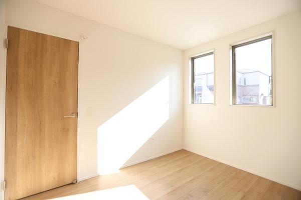 大字森町4期1号棟の浴室|木目調のアクセントパネルが明るい雰囲気を演出しています。浴槽が広めでシャワー設備も整っています。窓付きで換気や採光にも配慮されています。清潔感のあるバスルームです。