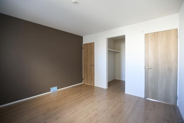 大字森町4期1号棟のトイレ|明るい窓があるので換気しやすいトイレです。清潔感のある白を基調とした内装が印象的です。手洗いスペースも備わっています。壁や床のシンプルなデザインが特徴です。