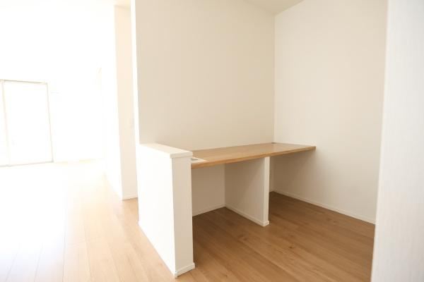 大字森町4期1号棟の洋室|清潔感のある洋室で明るい日差しが差し込みます。クローゼットも備わっており収納に便利です。木目調のフローリングがやわらかな印象を与えます。開放感のある空間が魅力的です。