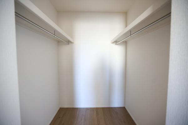 大字森町4期1号棟の収納|シンプルなデザインで整理しやすい収納スペースです。両側にハンガーパイプがあり使い勝手が良いレイアウトです。奥行きもしっかり確保されておりさまざまな用途に対応できます。