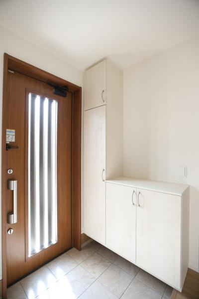 大字森町4期1号棟のキッチン|三口コンロが設置されており調理の効率が高まります。シンプルなデザインでお手入れもしやすい印象です。全体的に清潔感があり使い勝手の良さが感じられます。周囲がすっきりとしていてスペースを有効活用できます。