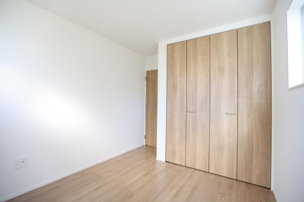 大字森町4期1号棟の洋室|ナチュラルなフローリングが魅力の洋室です。シンプルな内装で幅広くコーディネートを楽しめます。収納スペースが設けられておりすっきりとした空間を保てます。採光も取り入れやすい設計です。