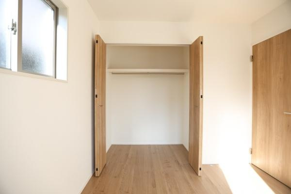 大字森町4期1号棟の収納|広々とした収納スペースが特徴です。両開きの扉で出し入れがしやすい仕様となっています。室内に明るさを取り込む窓もあり収納内部も見やすいです。木目調のデザインがナチュラルな雰囲気を演出します。