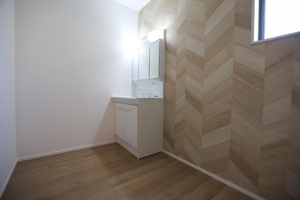 大字森町4期1号棟の収納|シンプルなデザインの収納スペースが2ヵ所設けられています。扉はナチュラルな木目調でお部屋に温かみを加えています。奥行きがあり日常使いにも便利な収納です。整理整頓しやすい造りとなっています。