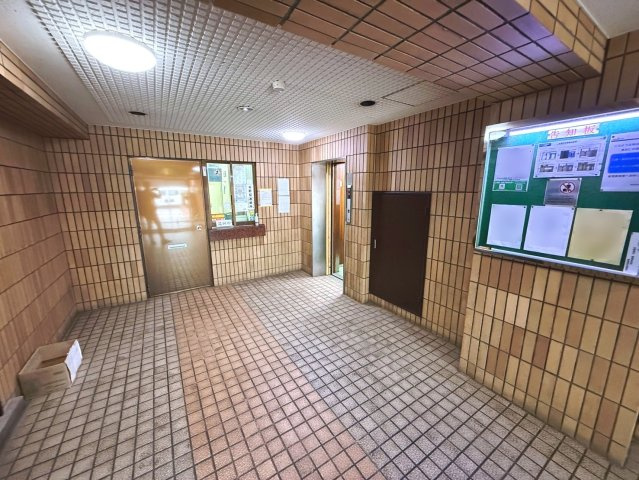 ライオンズマンション大文閣　9階のエントランス