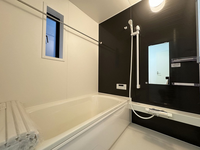 【浴室】 | 富士見市水谷東1丁目　新築一戸建住宅　全2棟　(ふじみ野店) | １日の疲れを癒す浴室。
浴室内で洗濯物を干すことができます。