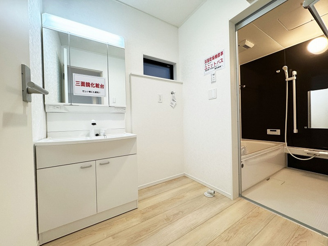 【洗面所】 | 富士見市水谷東1丁目　新築一戸建住宅　全2棟　(ふじみ野店) | 身支度のしやすい三面鏡洗面化粧台。
小物類の収納もしやすく洗面台がすっきりとします。