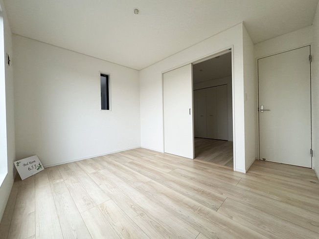 【寝室】 | 富士見市水谷東1丁目　新築一戸建住宅　全2棟　(ふじみ野店) | 主寝室6.5帖。
バルコニーに面し明るく開放的な空間です！