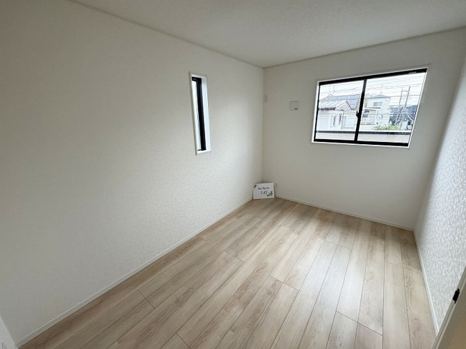 【洋室】 | 富士見市水谷東1丁目　新築一戸建住宅　全2棟　(ふじみ野店) | 洋室5.8帖。
2面彩光の洋室です。