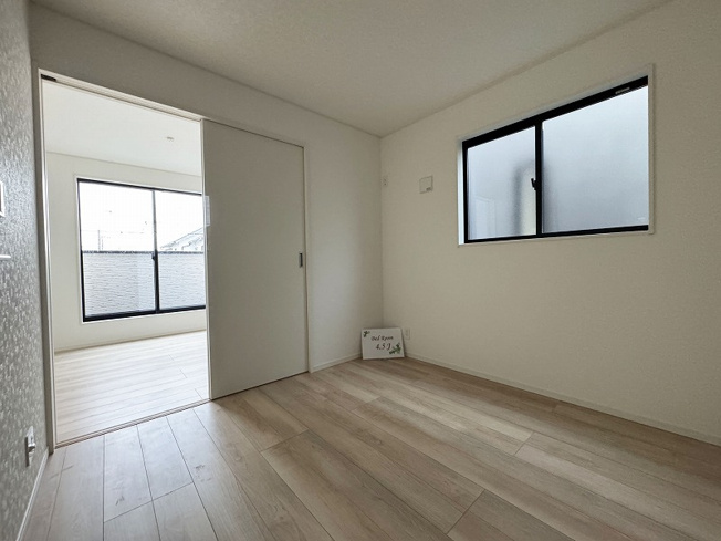 【洋室】 | 富士見市水谷東1丁目　新築一戸建住宅　全2棟　(ふじみ野店) | 洋室4.5帖。
主寝室と繋がる洋室です。
趣味の部屋や書斎など、ライフスタイルに合わせて自由に使えます。