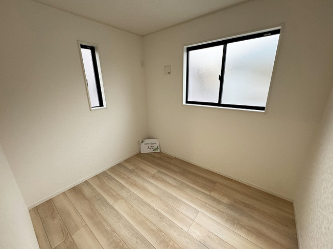 【収納】 | 富士見市水谷東1丁目　新築一戸建住宅　全2棟　(ふじみ野店) | 納戸3.7帖。
大きなお荷物や季節物などをまとめて置ける収納部屋です。