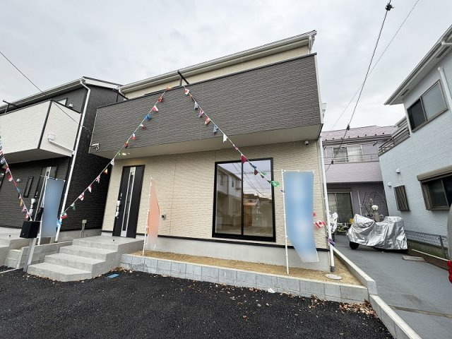【外観】 | 富士見市水谷東1丁目　新築一戸建住宅　全2棟　(ふじみ野店) | 南道路に面し陽当り良好！
開放感のあるワイドバルコニー付のお住まいでの新生活！