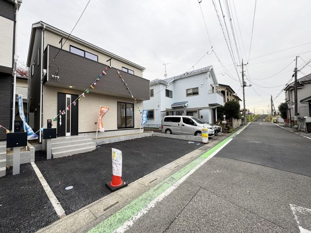 【外観】 | 富士見市水谷東1丁目　新築一戸建住宅　全2棟　(ふじみ野店) | 前面道路は6m以上と開放的！
お車の出入りがしやすく安心です。
