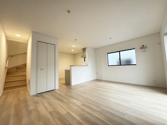 【居間・リビング】 | 富士見市水谷東1丁目　新築一戸建住宅　全2棟　(ふじみ野店) | 17帖の広々としたLDK。
温かみのある色調のリビングでゆったりとリラックスできます。