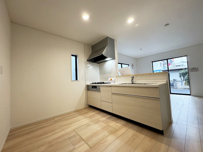 【キッチン】 | 富士見市水谷東1丁目　新築一戸建住宅　全2棟　(ふじみ野店) | 広いキッチンで毎日のお料理を快適に！
お料理中もご家族との会話が楽しめる対面式キッチンです。