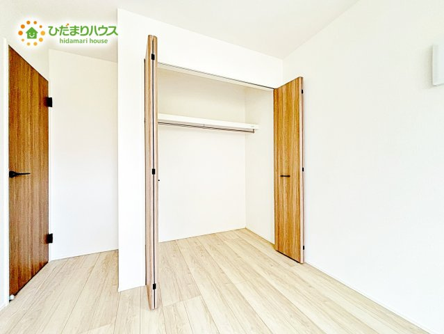 【収納】 | 神栖若松中央5丁目24-1期　新築戸建　2号棟 | 衣類だけでなく、キャリーバッグや衣類ボックスの収納も容易となる大型サイズで設計されたウォークインクローゼット。