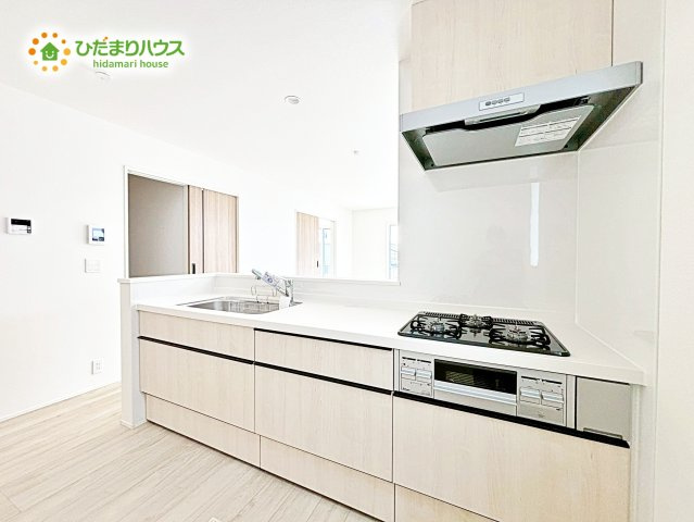 【キッチン】 | 神栖若松中央5丁目24-1期　新築戸建　2号棟 | 3口コンロが嬉しいシステムキッチン♪広いシンクや作業台でお料理が捗ります♪