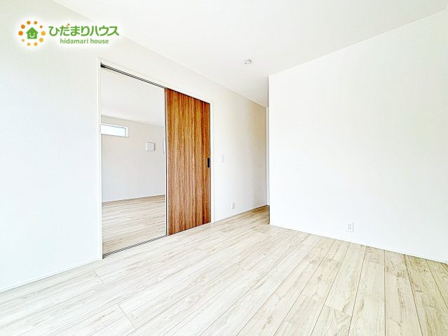 【洋室】 | 神栖若松中央5丁目24-1期　新築戸建　2号棟 | 白い壁の洋室は、太陽の光だけでも十分明るく感じられますね