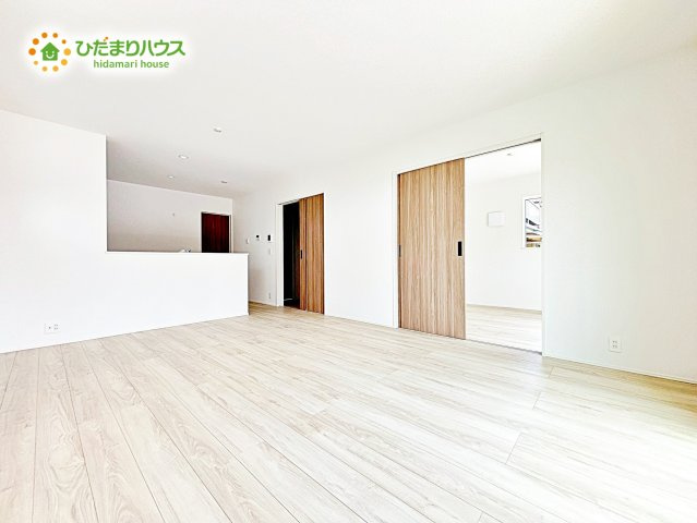 【居間・リビング】 | 神栖若松中央5丁目24-1期　新築戸建　2号棟 | ホワイトを基調としたLDKは、明るく上品な心地よさを演出してくれます。空間に広がりをもたらし、より一層広く感じさせてくれます。