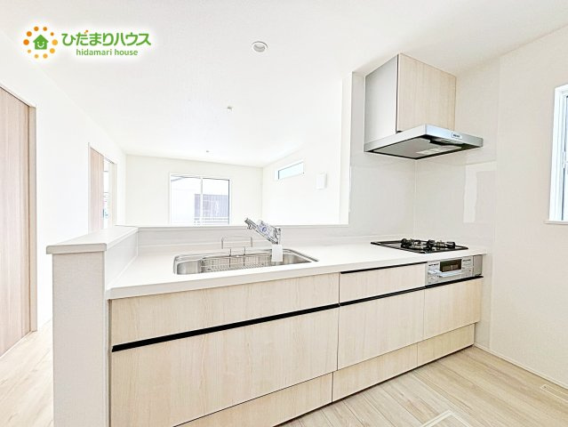 【キッチン】 | 神栖若松中央5丁目24-1期　新築戸建　2号棟 | 広々として使い勝手のよい明るく開放的なキッチン