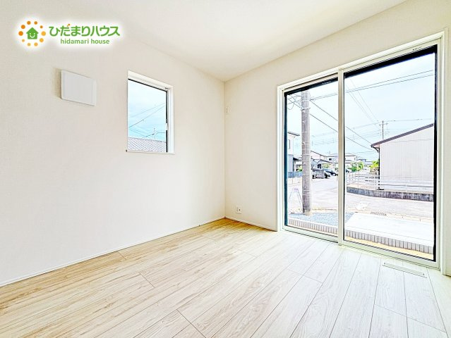 【洋室】 | 神栖若松中央5丁目24-1期　新築戸建　2号棟 | 二面採光の設計で明るい時間帯は陽が入り、リラックス出来るお部屋となっています。