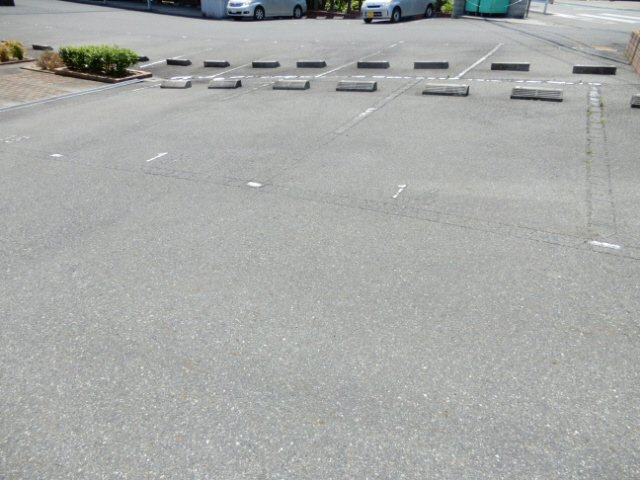 ウェルヴィラ A棟の駐車場