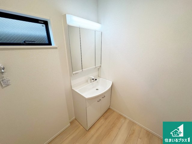 城陽市枇杷庄　第3期　新築一戸建ての独立洗面台|清潔感のある洗面台です。フラットな鏡は掃除がしやすく毎日清潔！鏡裏には収納があるのでスッキリとした洗面台が保てます。