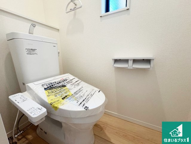 城陽市枇杷庄　第3期　新築一戸建てのトイレ|1・2階の2ヶ所にあるので、朝の忙しい時間の順番待ちもなく、深夜の利用にも大変便利です。