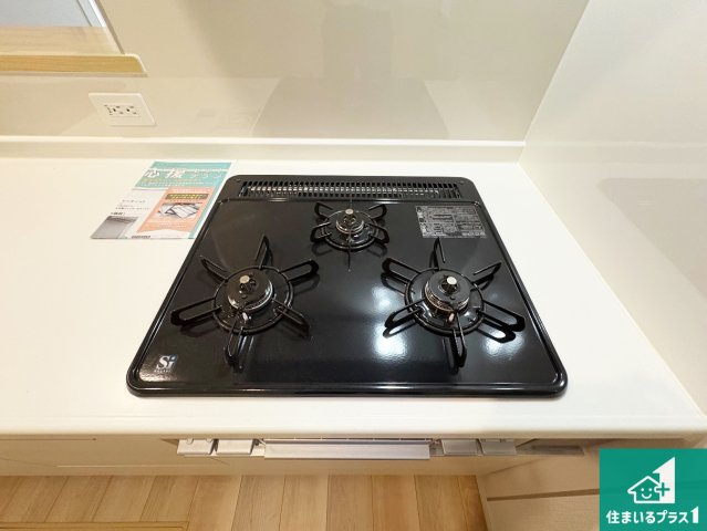 城陽市枇杷庄　第3期　新築一戸建ての設備|ダブル高火力Ｓｉセンサー付きコンロ！３口あるので、まとめて料理をする時も大活躍！