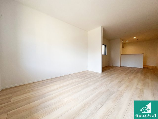 城陽市枇杷庄　第3期　新築一戸建ての居間・リビング|日当たり良好の明るいリビングで朝の目覚めもスッキリできそう！対面キッチンでご家族のコミュニケーションも自然と増える設計！小さなお子様が遊ぶスペースを作っても広々とくつろげるLDK！