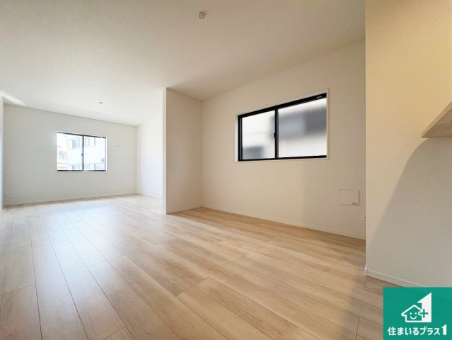 城陽市枇杷庄　第3期　新築一戸建ての居間・リビング|明るいリビングで朝の目覚めもスッキリできそう！対面キッチンでご家族のコミュニケーションも自然と増える設計！小さなお子様が遊ぶスペースを作っても広々とくつろげるLDK！