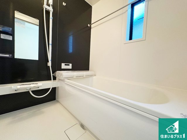 城陽市枇杷庄　第3期　新築一戸建ての浴室|足をゆったり伸ばして寛げる浴槽です。窓が設けられていますので差し込む光が明るく穏やかな雰囲気にしてくれます♪浴室乾燥機も設置しているので、雨の日の洗濯物も安心です♪