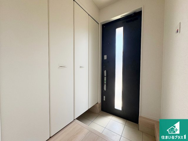 城陽市枇杷庄　第3期　新築一戸建ての玄関|ご家族皆様の靴もたっぷり収まる大容量の玄関収納を設けました。見た目もスッキリ綺麗な玄関に！