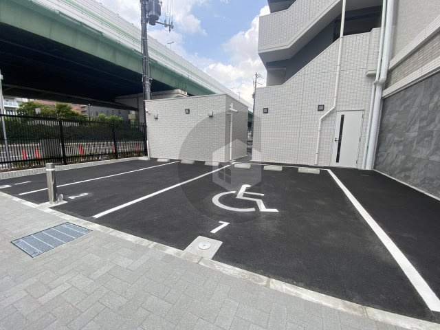 ファーストフィオーレ長田グランディールの駐車場