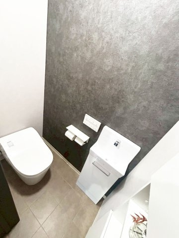 尼崎市食満5丁目中古戸建│3SLDK+駐車2台可のトイレ|手洗い付のトイレはゆったりとした空間です。