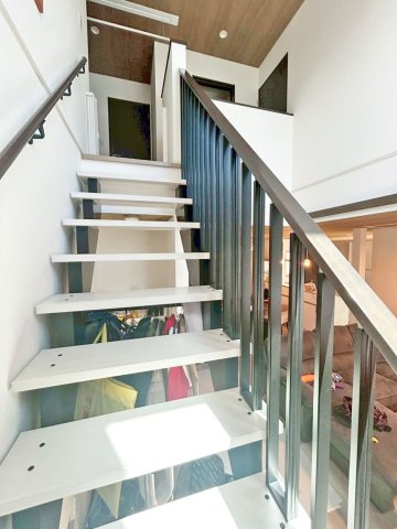 尼崎市食満5丁目中古戸建│3SLDK+駐車2台可のその他|スケルトンタイプの階段は部屋を明るく開放的に見せます。