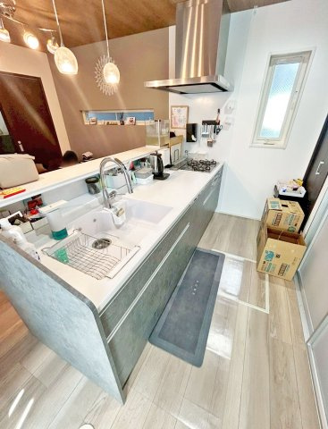 尼崎市食満5丁目中古戸建│3SLDK+駐車2台可のキッチン|オープンタイプのシステムキッチンは料理中でも家族とのコミュニケーションが図れます