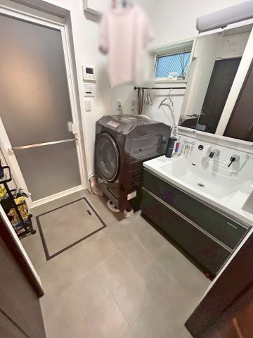 尼崎市食満5丁目中古戸建│3SLDK+駐車2台可の独立洗面台|家族並んで朝の支度もできる広々とした洗面スペースです。