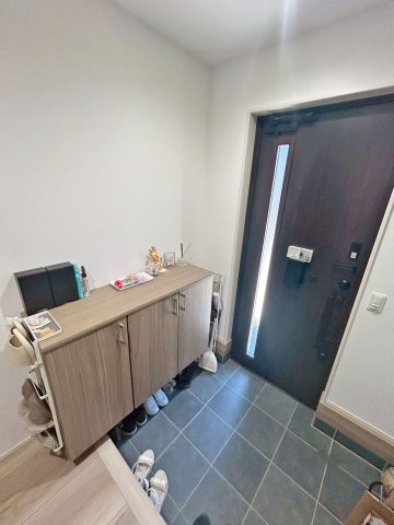 尼崎市食満5丁目中古戸建│3SLDK+駐車2台可の玄関|シューズインクローゼット完備の広々とした玄関です。