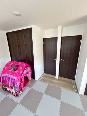 尼崎市食満5丁目中古戸建│3SLDK+駐車2台可の洋室|2階洋室は5.1帖×部屋を一体使用しています。壁を設ければ2部屋として利用できます。